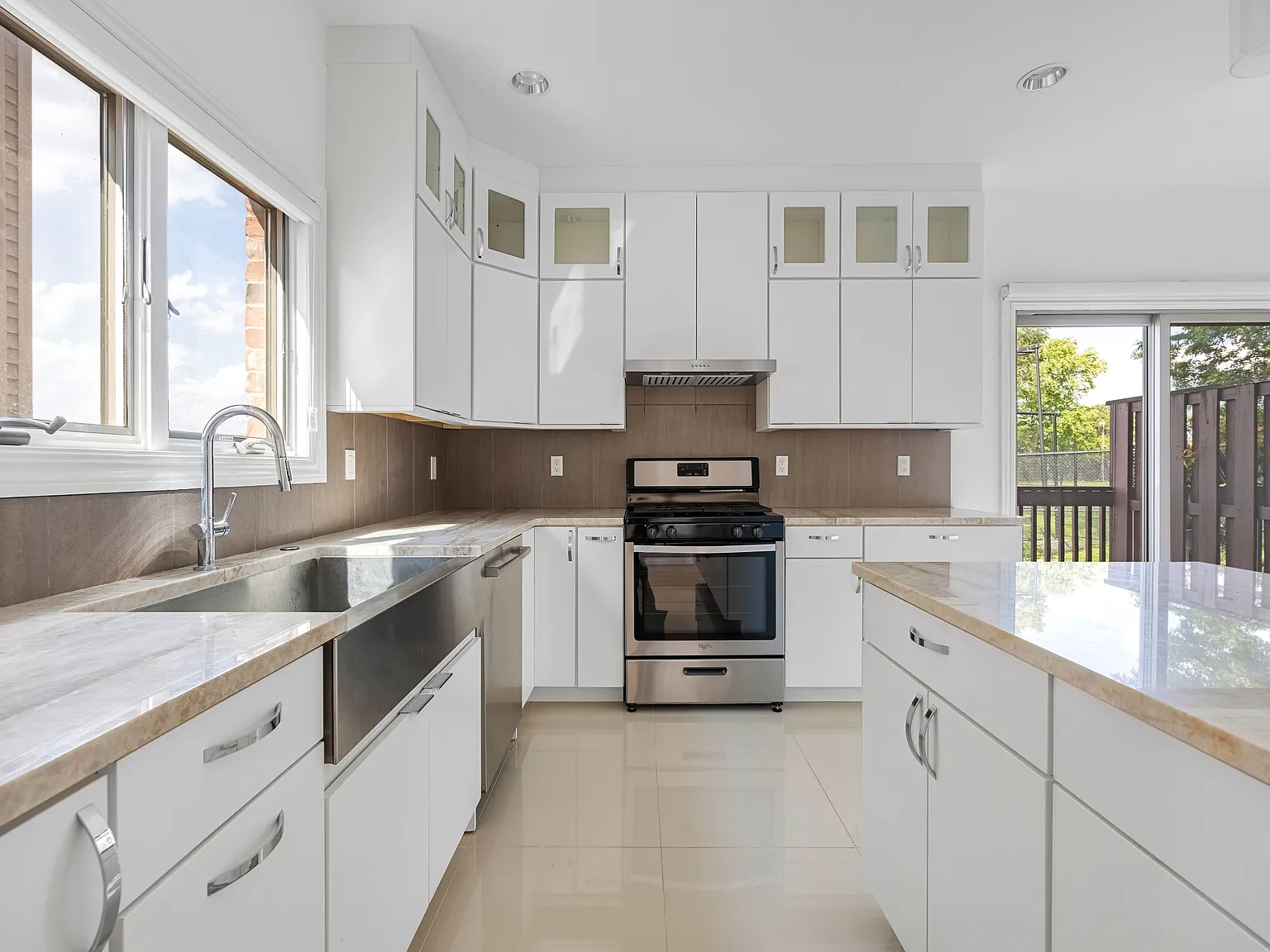 3 bed, 2000 sqft, $5,295 — Photo 3