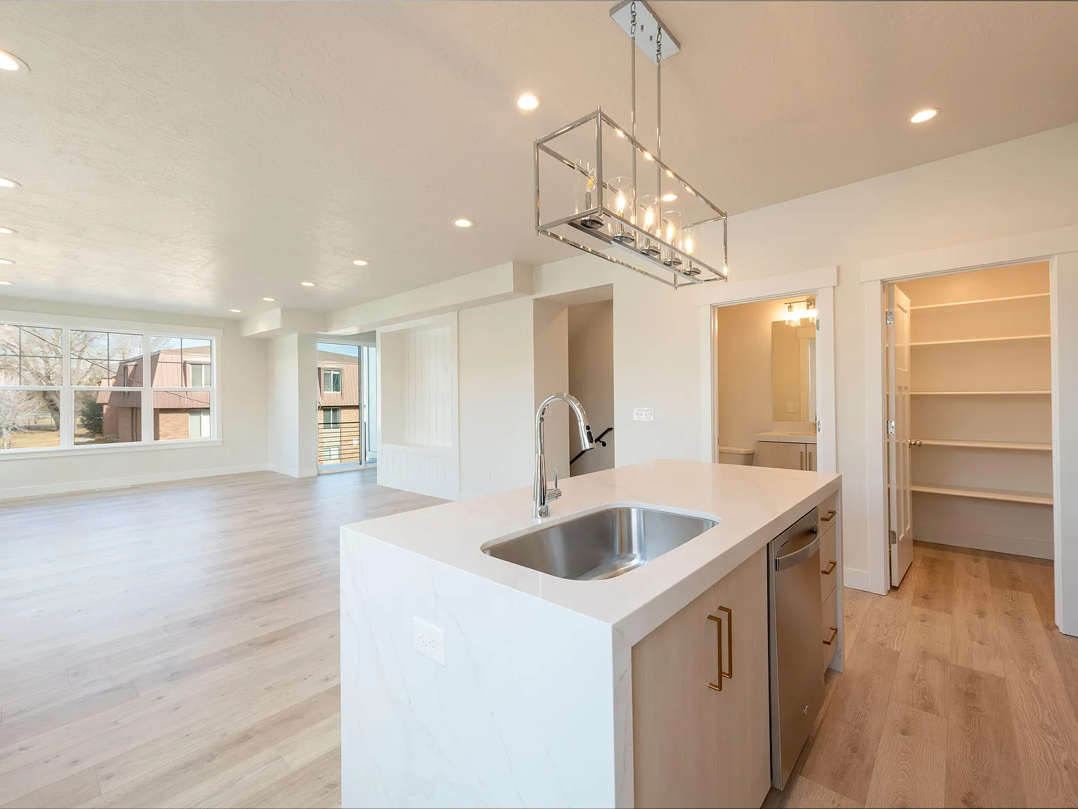 3 bed, 2.5 bath, 1896 sqft, $3,900 — Photo 4