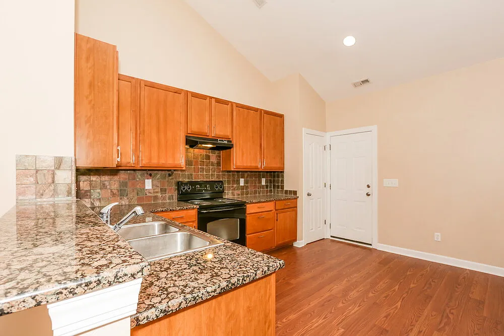 3 bed, 2.5 bath, 1266 sqft, $1,950 — Photo 3