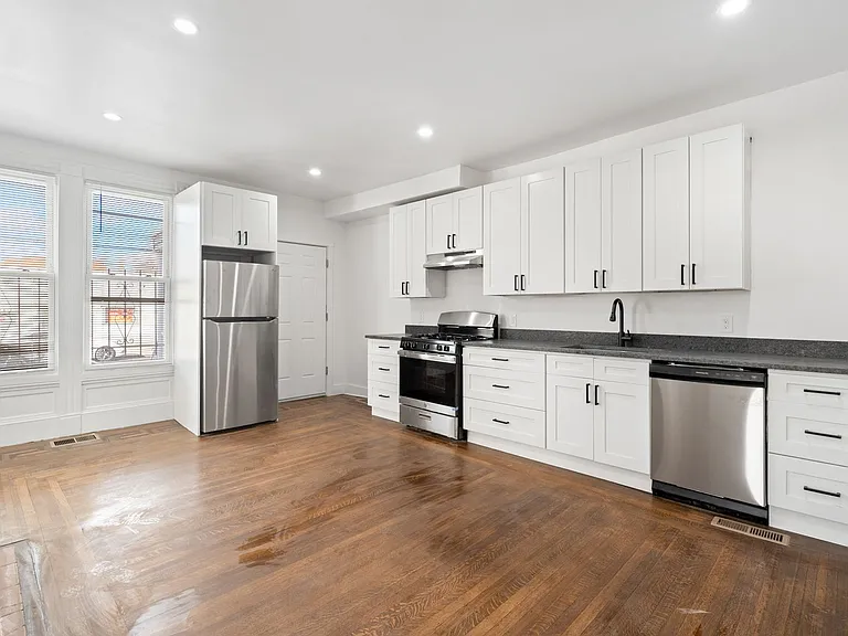 455 George St — Photo 2