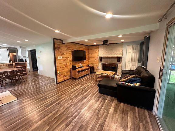 3rd image of 407 Oak Ln