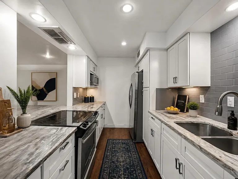 351 N Post Oak Ln #601 — Photo 17