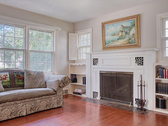 3rd image of 1010 N Washington St