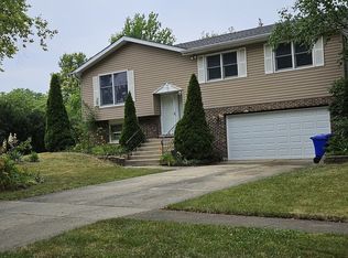 1005 Brentwood Ln, Wheaton, IL 60189