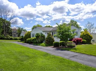 8 Circle Dr N, Lambertville, NJ 08530