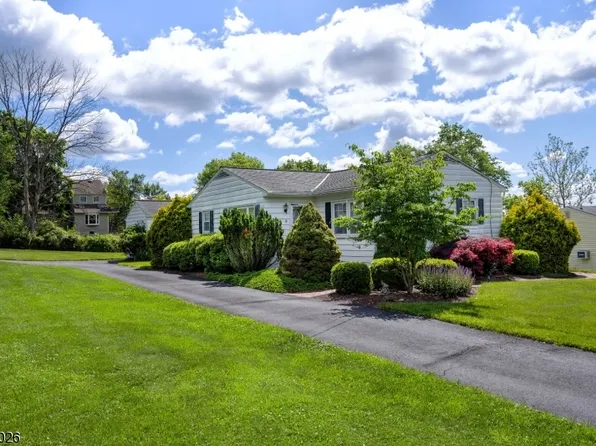 8 Circle Dr N, West Amwell Twp., NJ 08530