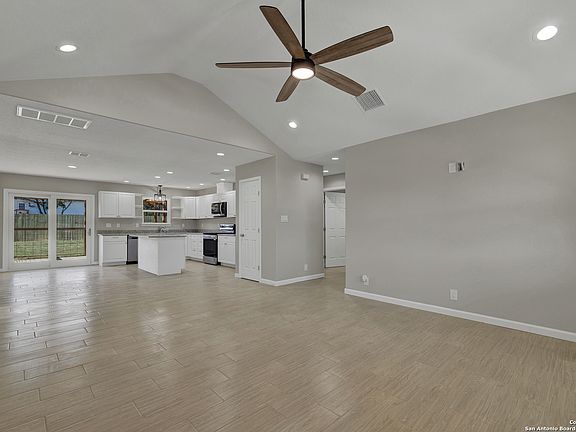 4th image of 1008 Greenbriar