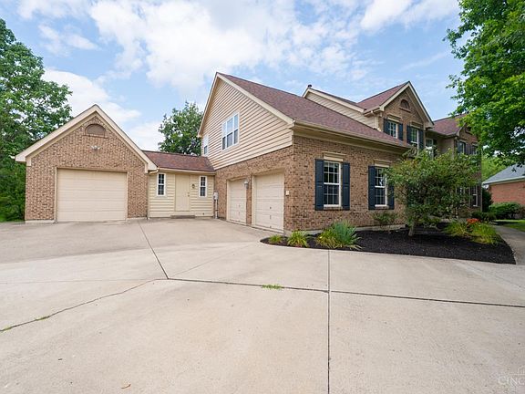 3rd image of 4725 Carriage Dr