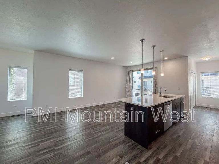 506 W 2200 N — Photo 7