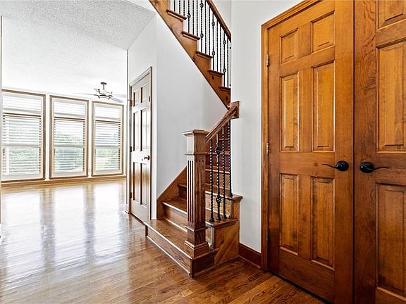 5th image of 321 SE Williamsburg Dr