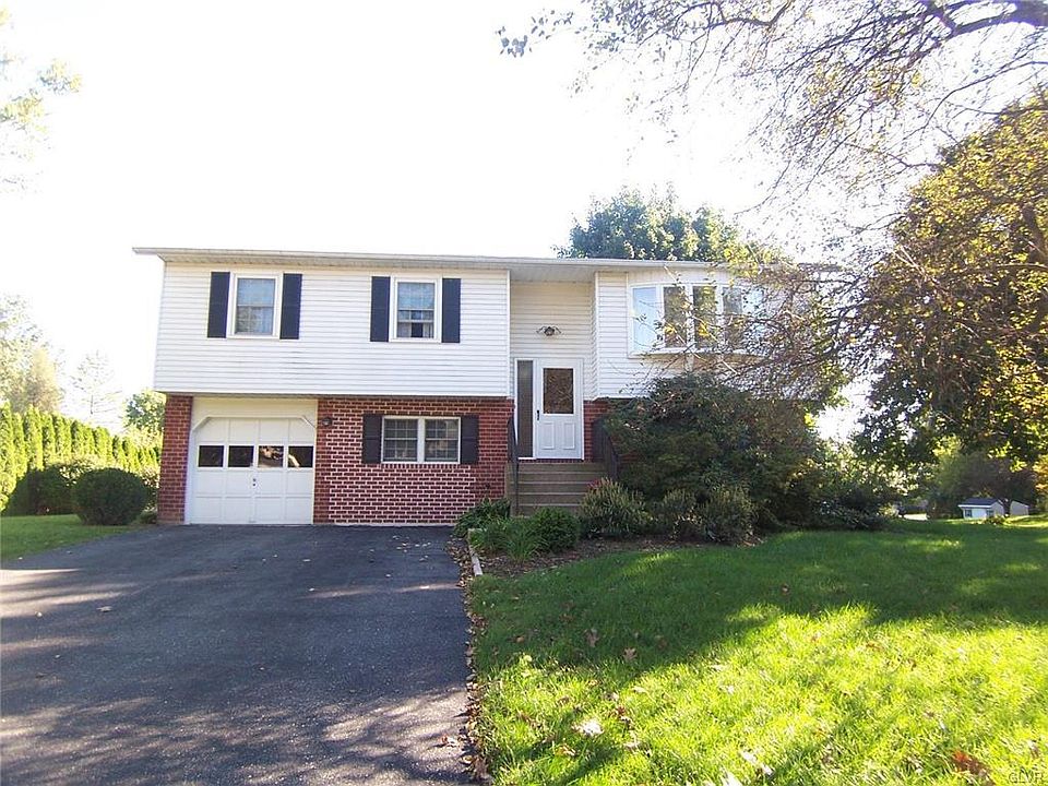 1st image of 394 Yorkshire Dr