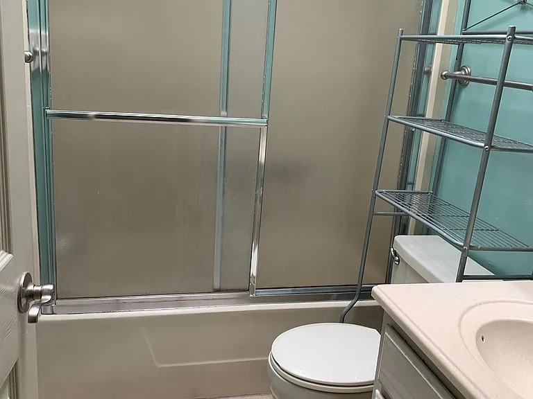 1370 N Oakland Ave — Photo 14