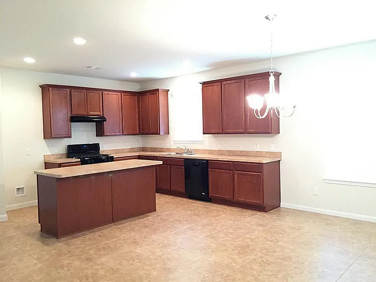 1103 Messina Ln — Photo 4