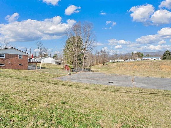 3rd image of 1111 Curve Rd