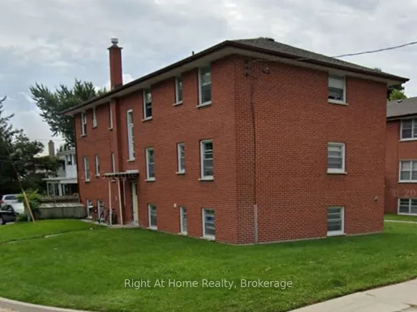 119 Rossland Rd E #4, Oshawa, ON L1G 2W5