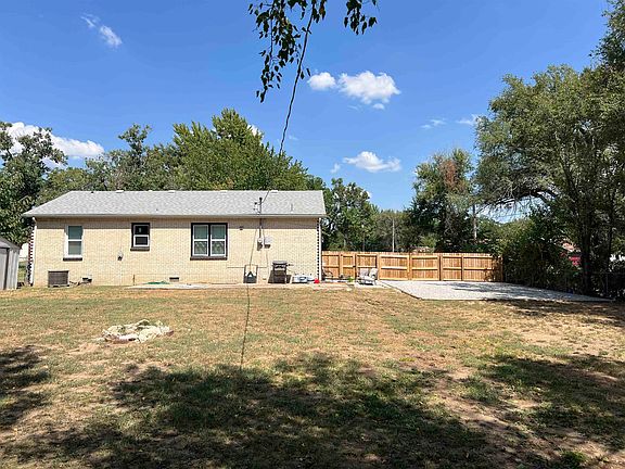 3rd image of 917 W Oak Ave