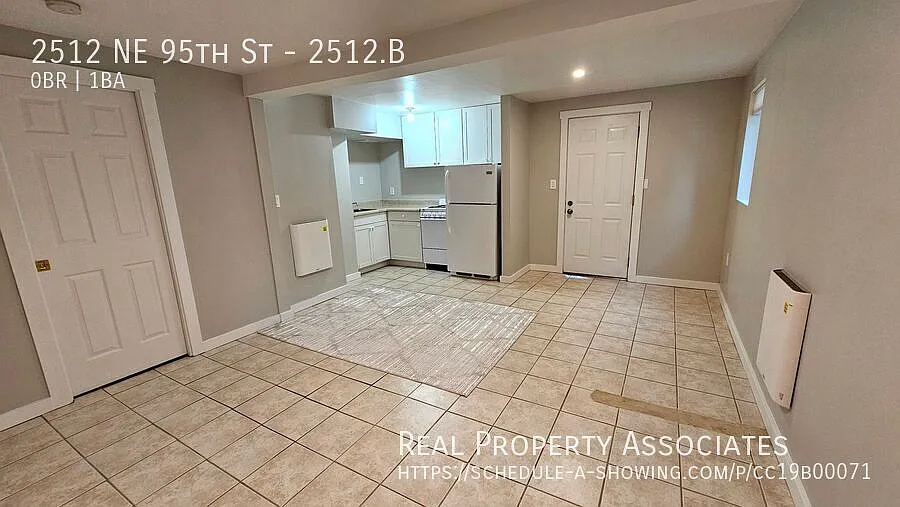 Studio Unit in Maple Leaf with Updated Bathroom and Appliances — Photo 3