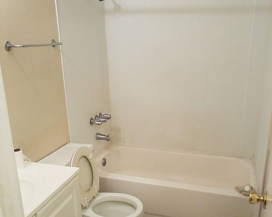2nd image of 607 Colonial Ln
