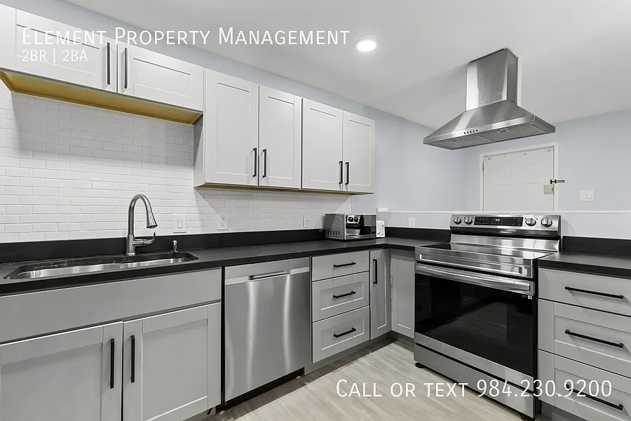 2 bed, 1.5 bath, 923 sqft, $1,295 — Photo 2