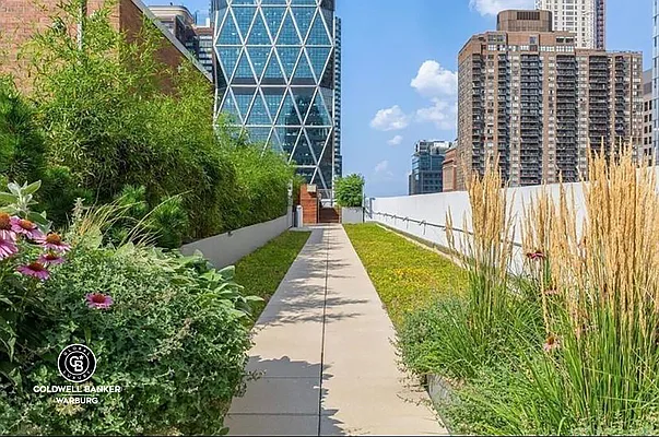 Rented by Coldwell Banker Warburg | media 23