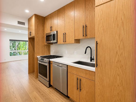 4th image of 976 N El Centro Ave #976A