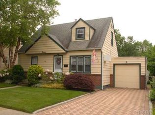 14 Green St, Floral Park, NY 11001