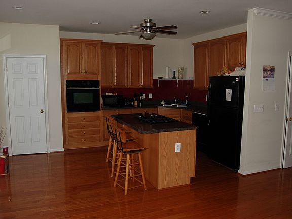 Island w/ gas cooktop!
