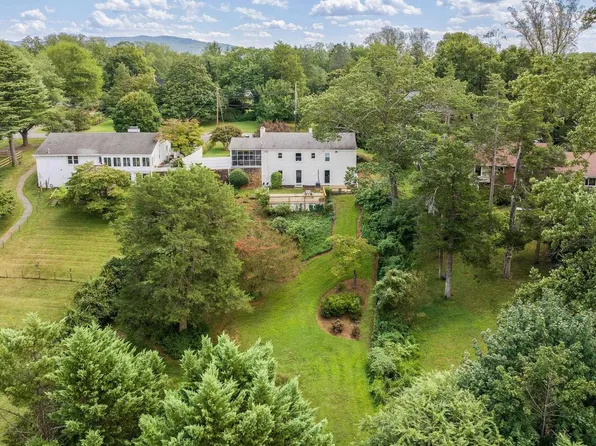 1623 Saint Annes Rd, Charlottesville, VA 22901