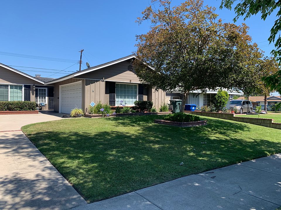 1st image of 910 N Oaks Ave