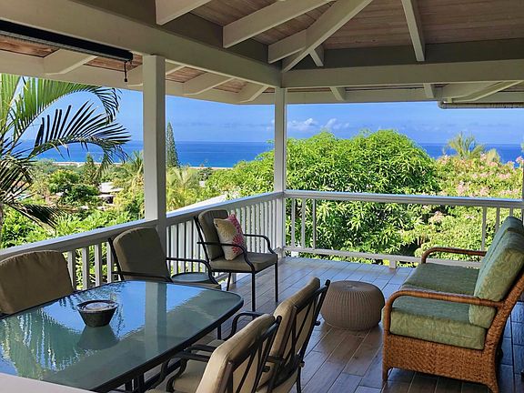 Plenty of comfortable seating. Dining al fresco.