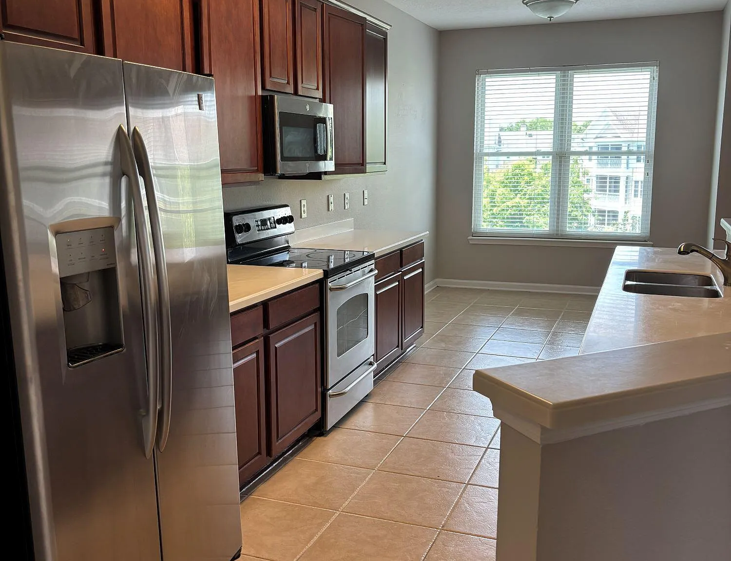 3 bed, 2.0 bath, 1394 sqft, $2,200 — Photo 4