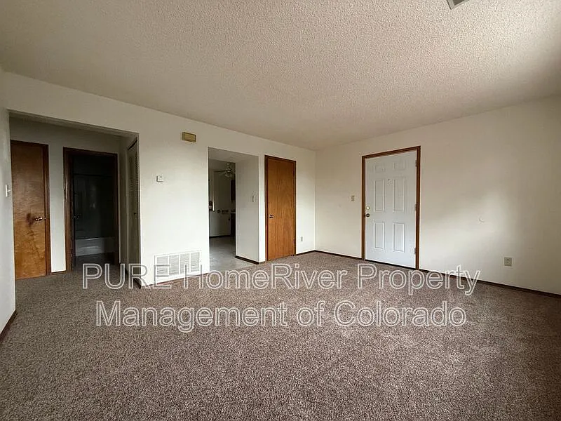 2 bed, 1.0 bath, 880 sqft, $1,095 — Photo 2