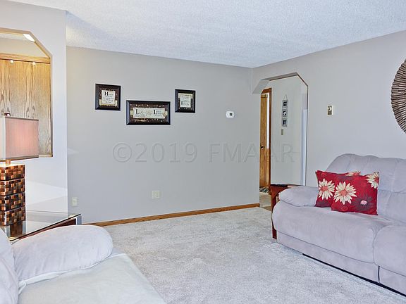 4th image of 719 11th Ave W