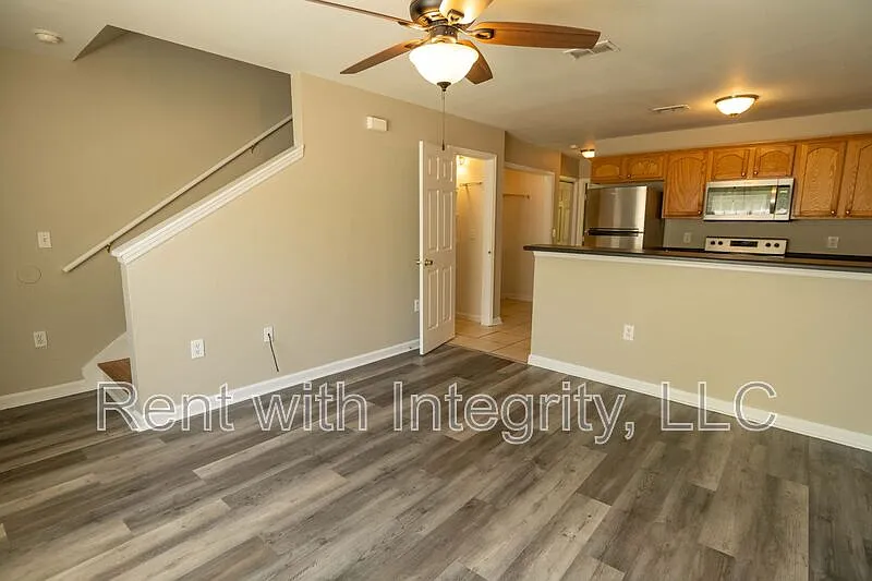 3 bed, 3.0 bath, 1140 sqft, $1,400 — Photo 2