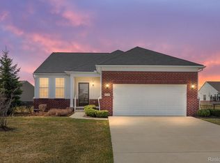 9336 Saint Andrews Dr, Grand Blanc, MI 48439