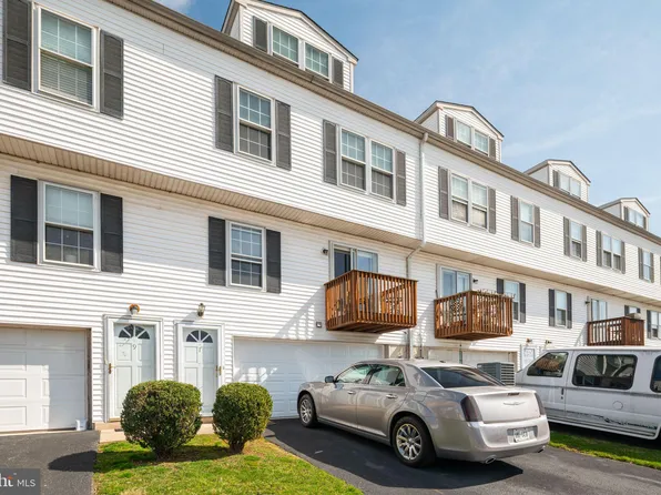 7 Carre Ave, Essington, PA 19029