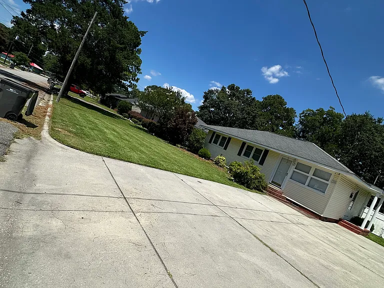 1402 Vance Dr — Photo 32
