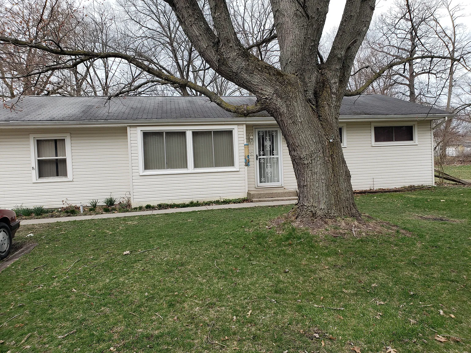 609 Longwood Dr photo 1