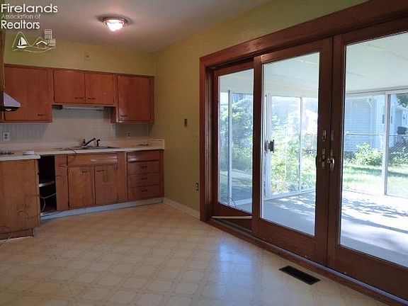 3rd image of 2712 Hinde Ave