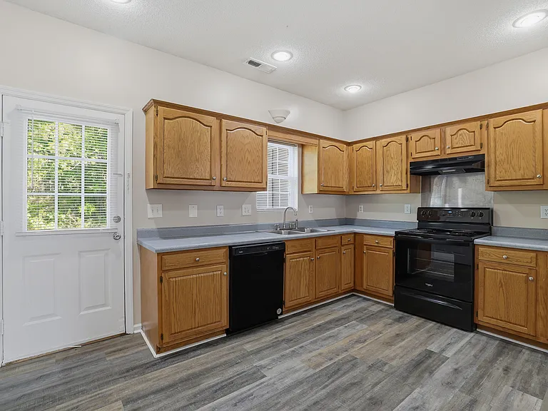 Sterling Pointe Apartments — Photo 29