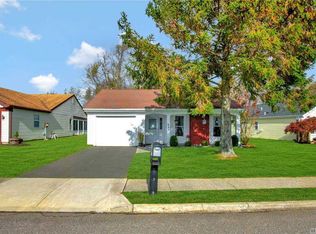 551 Stratford Ln, Ridge, NY 11961