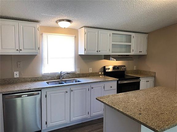 5th image of 585 Shenandoah Dr
