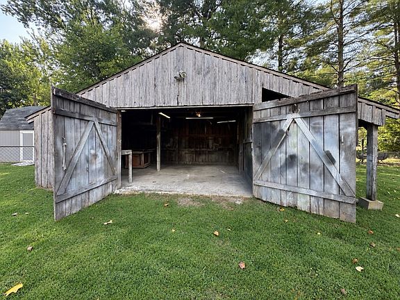 3rd image of 817 Belle Dr