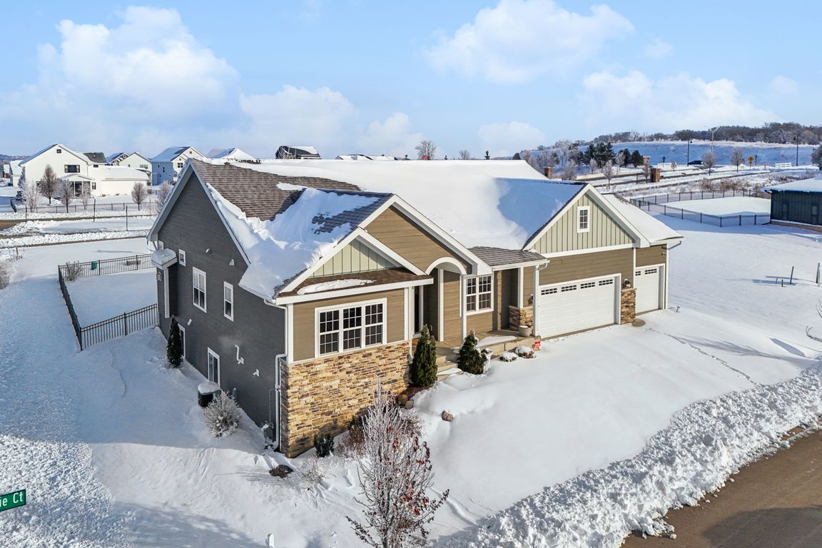 Eagle Prairie Ct-S0212-055.jpg