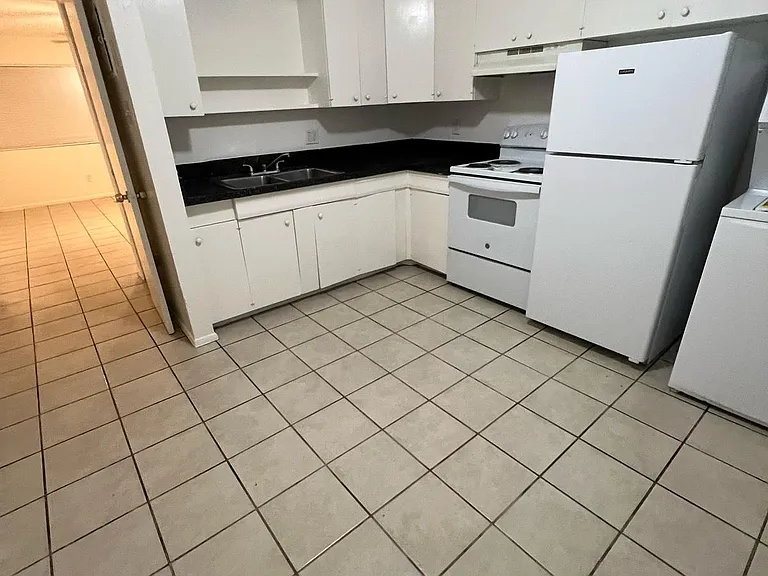 517 Palomas Dr SE #D — Photo 1