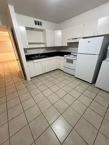 517 Palomas Dr SE #D Photo 1