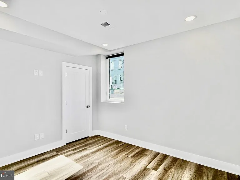 Brand New Luxury Apartments — Photo 25