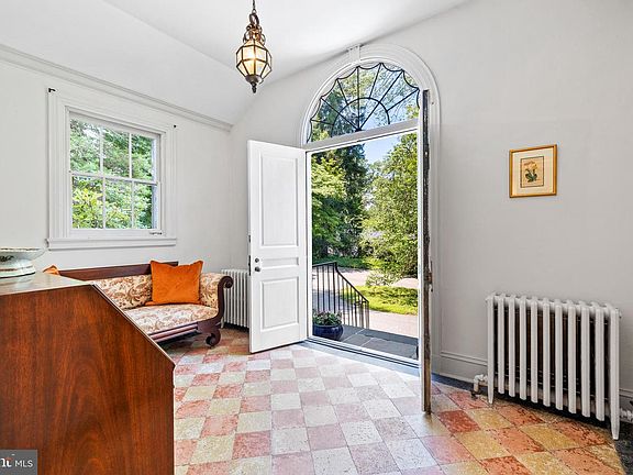 4th image of 1919 Ruxton Rd