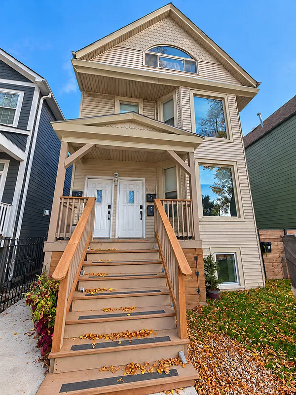 3 bed, 1.0 bath, 950 sqft, $2,350 — Photo 1