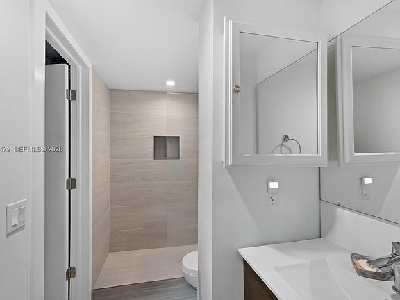 5th image of 3750 NE 170th St APT 109